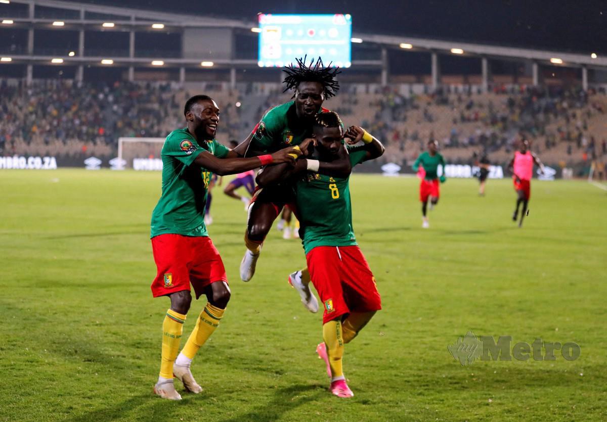 OYONGO (kanan) meraikan sepakan penaltinya bersama rakan sepasukan. FOTO Reuters