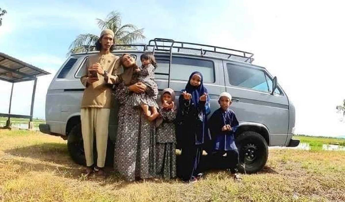 NOOR Azimah (dua dari kiri) bersama suami, Mohd Izani dan empat anak mereka mengembara ke ke beberapa negeri sambil beraya menggunakan van Volkswagen Transporter. FOTO Ihsan Noor Azimah Abdul Mutalib