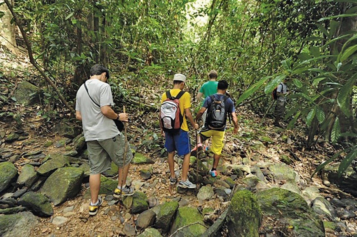 MEMAKAI kasut yang sesuai ketika ‘jungle trekking’ elak ancaman serangga berbisa.