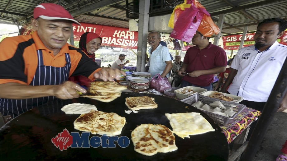 MADI menyediakan roti canai 50 sen yang dipesan pelanggan di gerainya di Jalan Sri Perkasa 1/1, Taman Tampoi Utama, Johor Bahru. FOTO Zain Ahmed