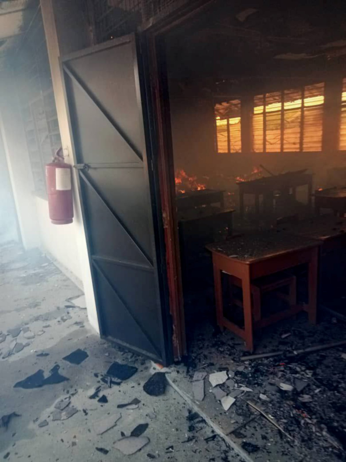 KEBAKARAN membabitkan lima kelas di tingkat tiga SK Laka Selatan yang terbakar. FOTO Ihsan JBPM 