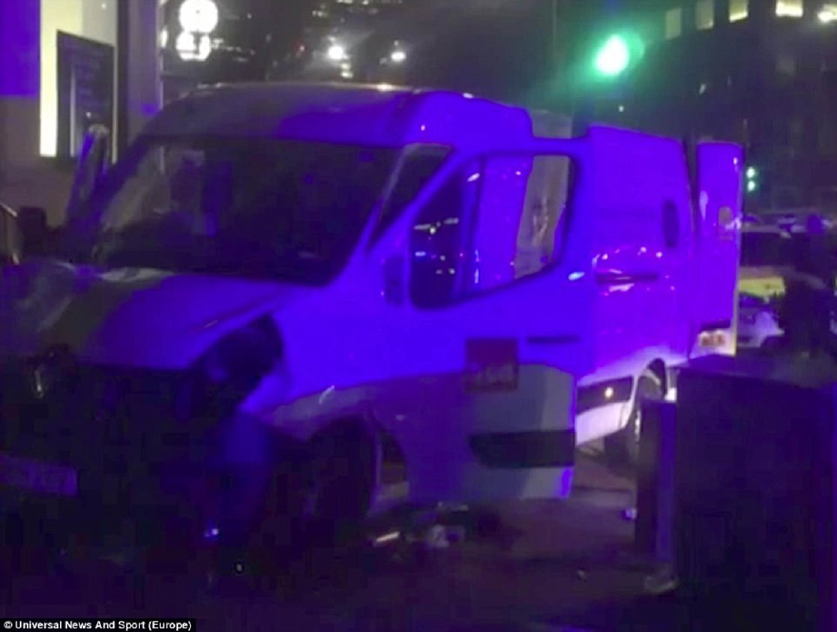 Van putih yang melanggar orang ramai di Jambatan London.