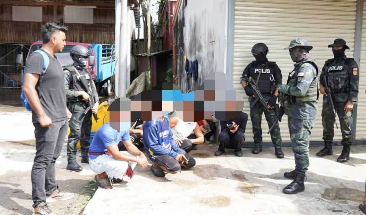 SEBAHAGIAN individu yang ditahan membabitkan pelbagai kesalahan dalam Ops Cantas Khas di Kuala Kedah.FOTO Ihsan PDRM