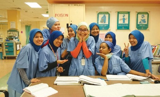 DR Sophia (tengah) ketika menjadi pegawai perubatan di hospital.