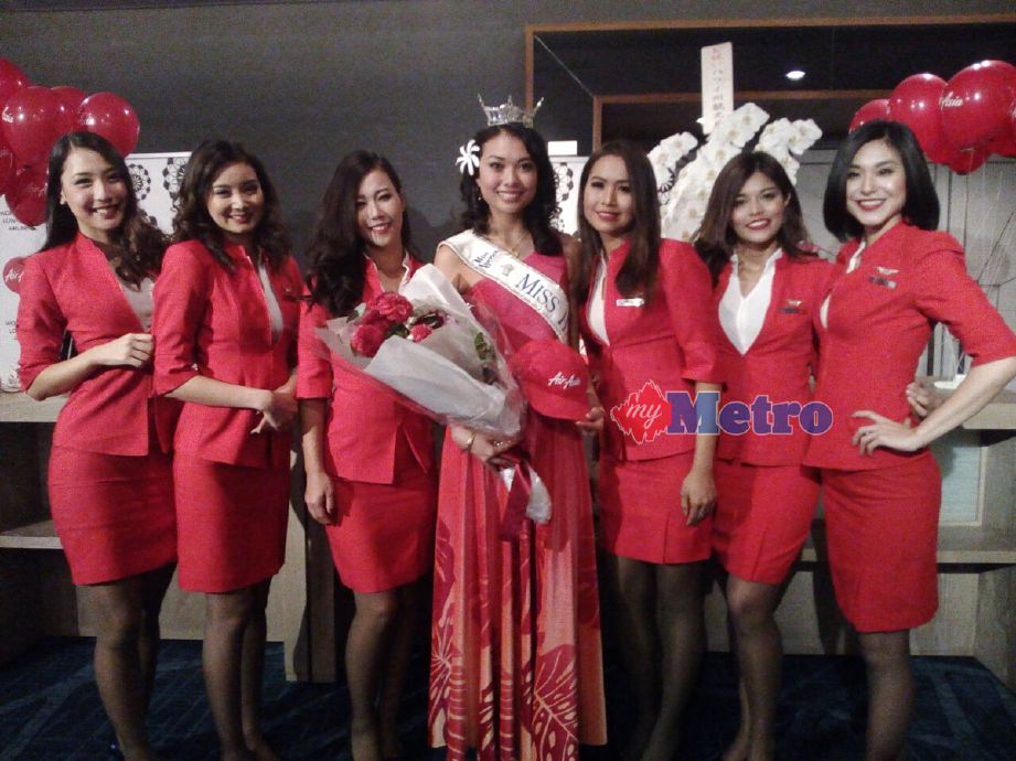 Miss Hawaii, Allison Chu, bersama barisan pramugari AirAsia X. - Foto ASRIZAL ARIS