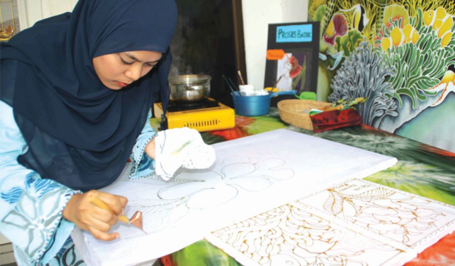 PROSES mencanting batik dibuat selepas selesai melukis flora yang diingini.