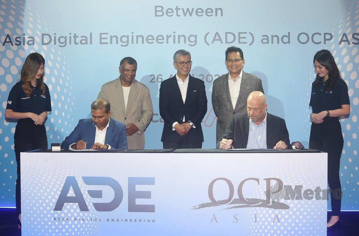 Tony (tiga dri kiri) dan Tengku Zafrul (empat dari kiri) menyaksikan majlis menandatangani perjanjian pelaburan antara ADE dan OCP Asia. - FOTO Saifullizan Tamadi