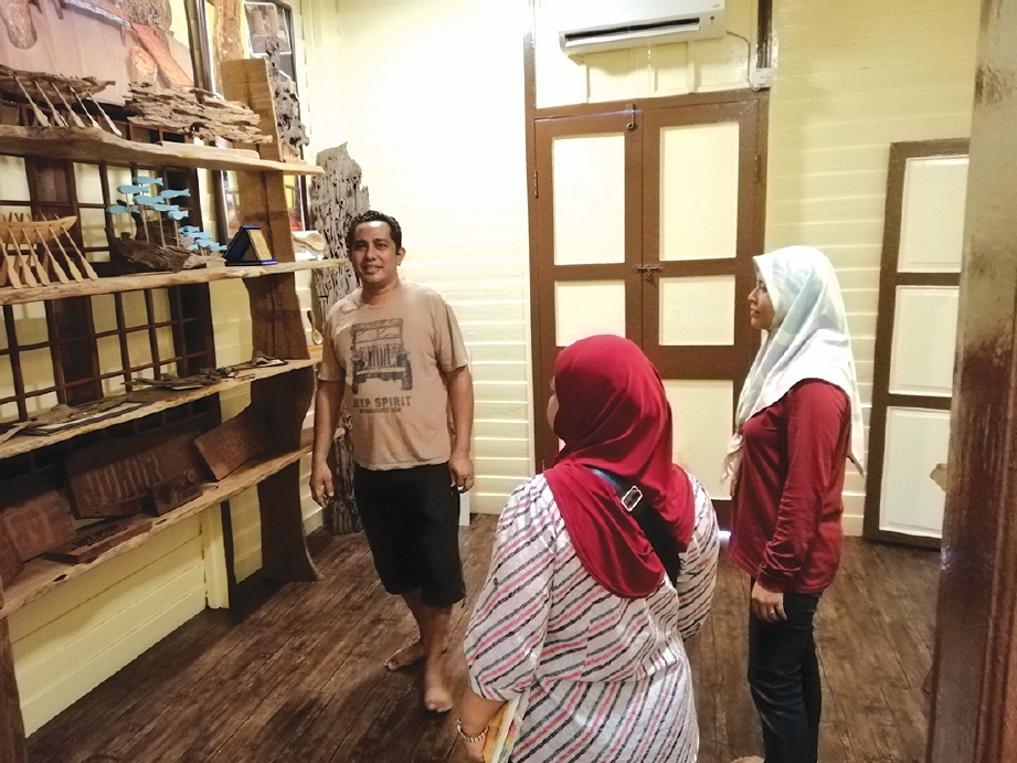 KETIKA kunjungan pelanggan ke galeri. FOTO Hairul Anuar & Ihsan Kayu Warisan Enterprise