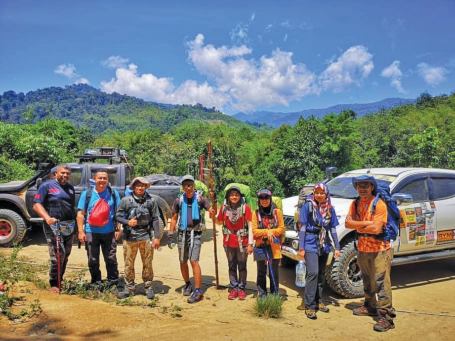 MENGGERAKKAN kumpulan pendaki untuk mendekati komuniti Orang Asli.