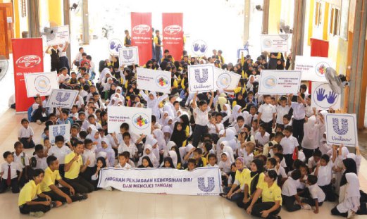 SEBAHAGIAN pelajar yang mengikuti program anjuran Unilever.