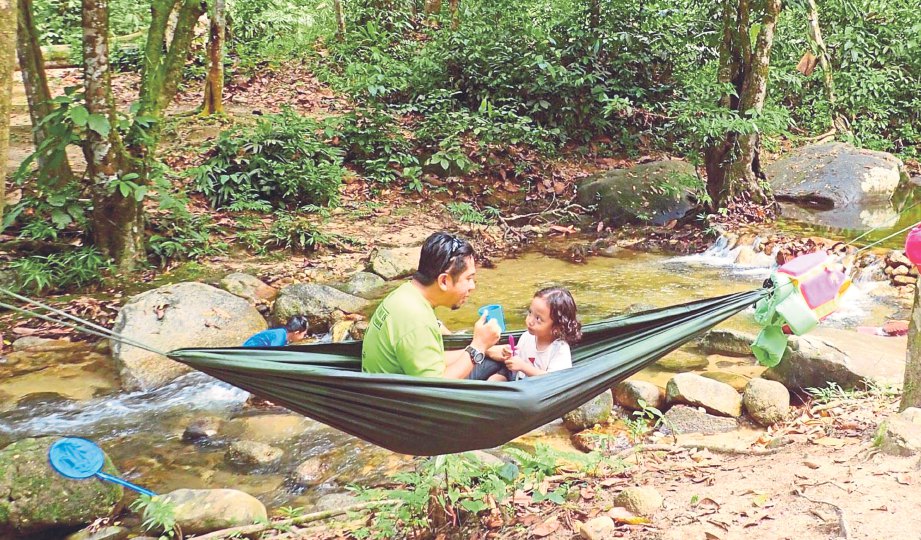 AKTIVITI rekreasi di dalam hutan mengeratkan hubungan kekeluargaan.