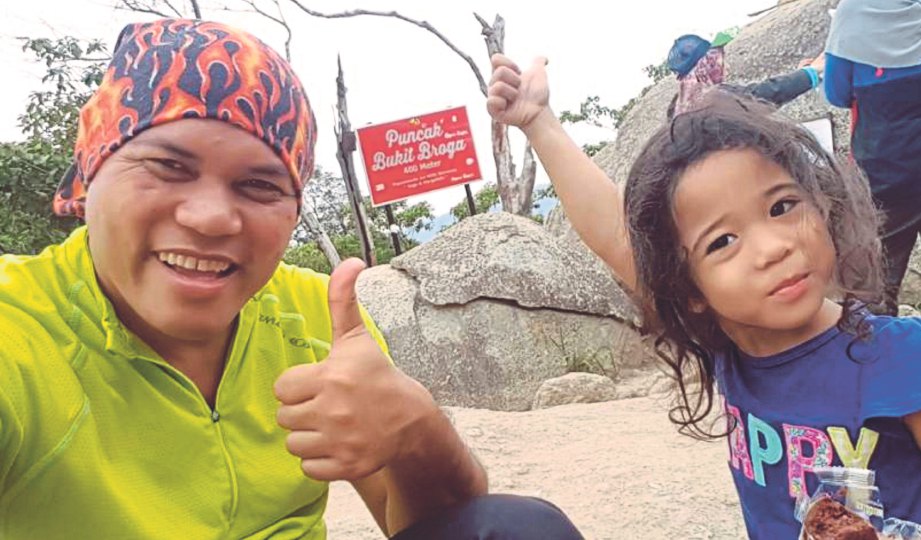 HUSAIN Jahit bersama anaknya, Nur Alisha 4, sering mendaki Bukit Broga. 