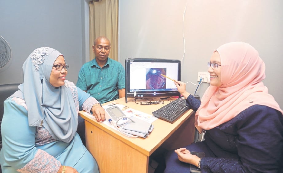 DR ROZI bersama Nor Reha dan Amizi sedang mengadakan perbincangan kesihatan.