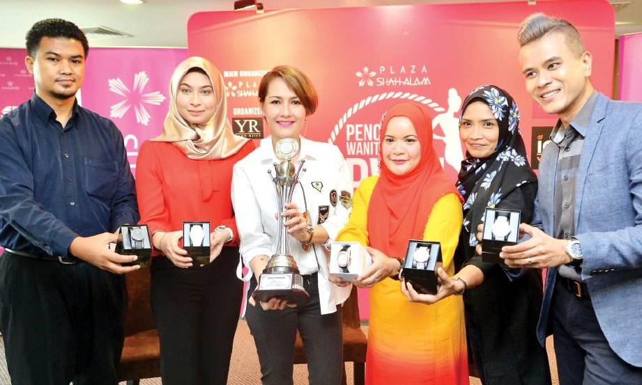 YASMIN dan Azura (tiga dari kanan) bersama wakil penaja pertandingan Pencarian Wanita Melayu 2017.