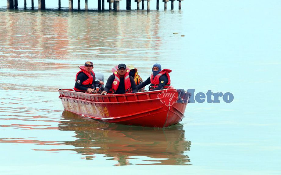 Pencarian nelayan hilang diteruskan di Fort Supai, Kuala Linggi, hari ini. STR/ MUHAMMAD ZUHAIRI ZUBER