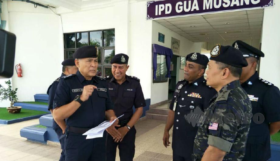 ACRYL Sani (kiri) tiba di IPD Gua Musang untuk menggerakkan operasi mengesan 12 kubur Orang Asli Kampung Kuala Koh. FOTO Ramli Ibrahim 