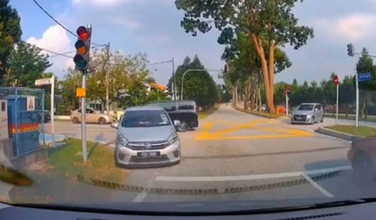 RAKAMAN kamera papan pemuka (dashcam) menunjukkan sebuah kereta Perodua Axia dipandu melawan arus di Jalan SS4, Petaling Jaya yang tular di media sosial. 