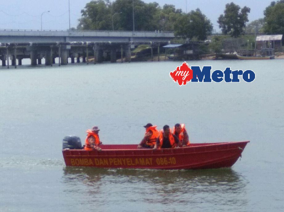 Anggota bomba mencari mangsa yang terjun ke dalam Sungai Paka. FOTO Rosli Ilham