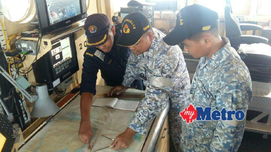 Anggota penguat kuasa yang terbabit dalam operasi SAR mencari enam anak kapal MT Putri Sea yang hilang. FOTO  ihsan APMM  