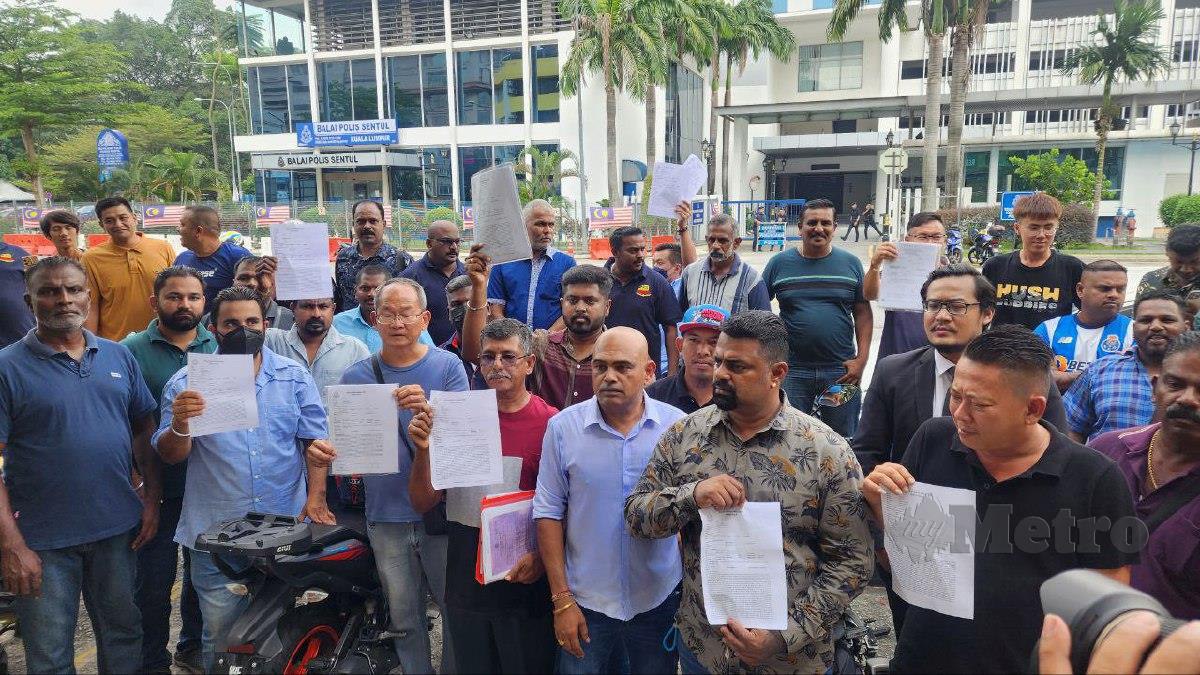 SEKUMPULAN pemandu lori membuat laporan polis terhadap JPJ yang didakwa tidak melepaskan kenderaan mereka walaupun sudah menjelaskan kompaun. FOTO Mohd Haris Fadli Mohd Fadzil 