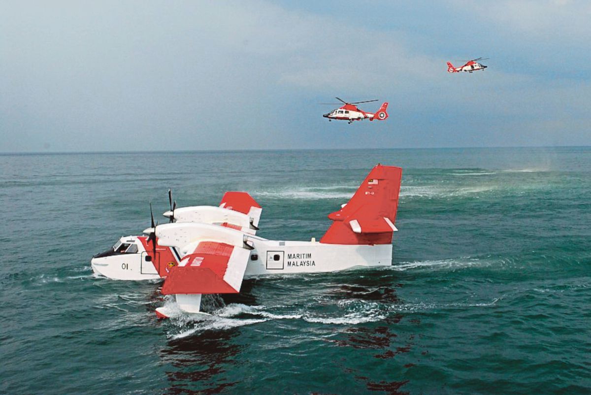 ANTARA aset Agensi Penguatkuasaan Maritim Malaysia (APMM) yang terbabit operasi pencarian. FOTO BERNAMA 
