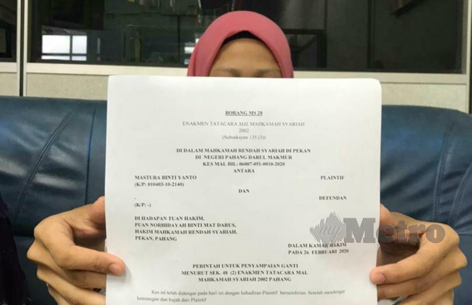 MASTURA menunjukkan dokumen perintah mahkamah untuk mencari wali bagi pernikahannya bulan depan. FOTO ASROL AWANG
