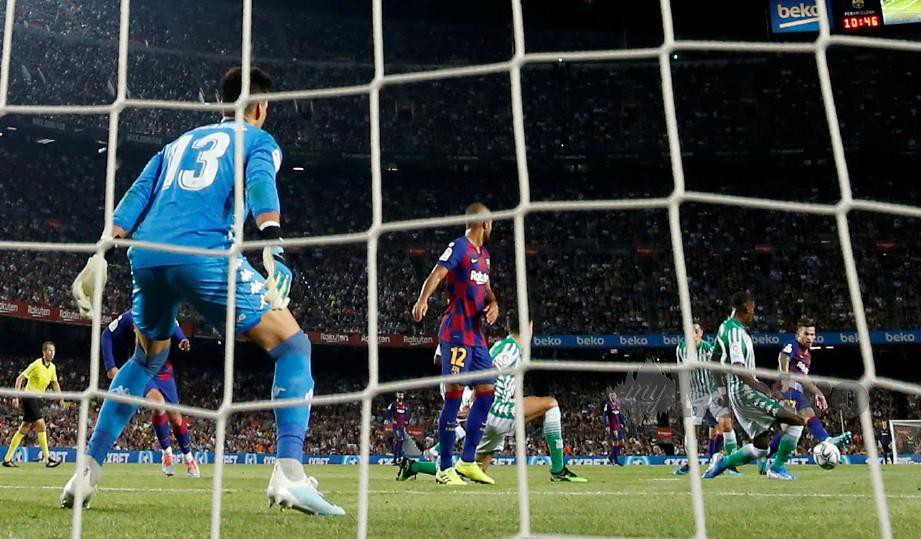 CARLES Perez (kanan) menyumbat gol ketiga Barcelona di Nou Camp. — FOTO Reuters