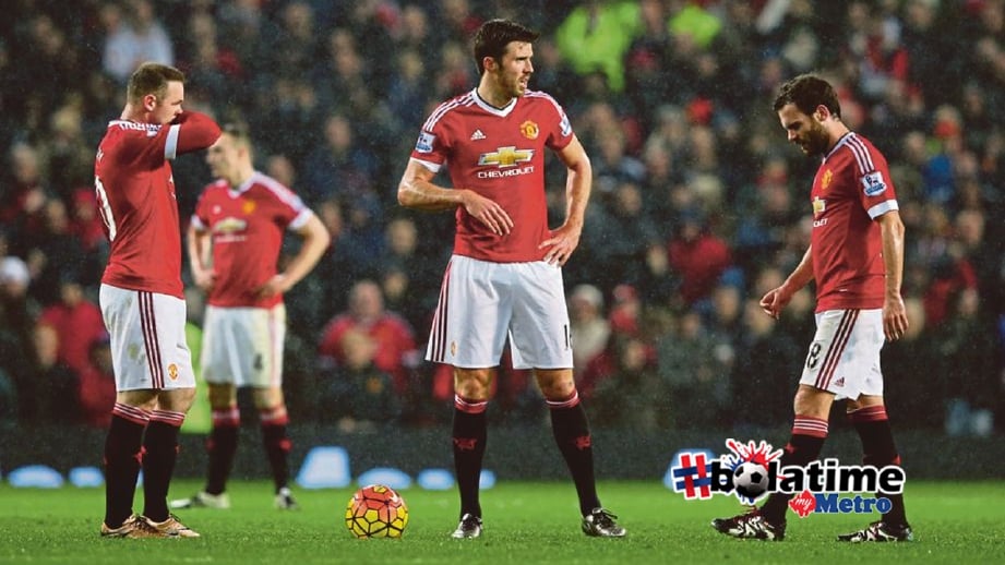 CARRICK (tengah) menggantikan Rooney (kiri) sebagai kapten skuad Manchester United.