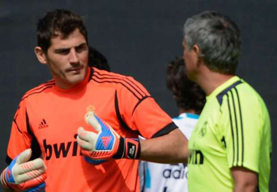 BEKAS penjaga gol antarabangsa Sepanyol, Iker Casillas (kiri) bersama Mourinho. FOTO Agensi