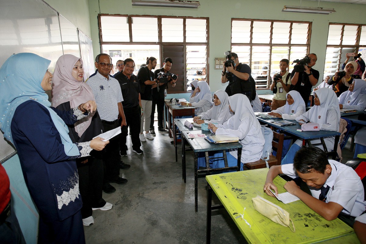 Fadhlina (dua dari kiri) melakukan lawatan ketika Program Tindak Susul Parlimen (TSP) Siri 1 Tahun 2024 Berhubung Sekolah Padat dan Akses Pendidikan Daerah Klang, Selangor di Sekolah Menengah Kebangsaan Meru, Klang. FOTO FAIZ ANUAR