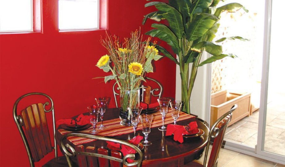 PENGGUNAAN warna merah bukan saja merancakkan ruang makan, malah melengkapi corak berani kerusi makan.