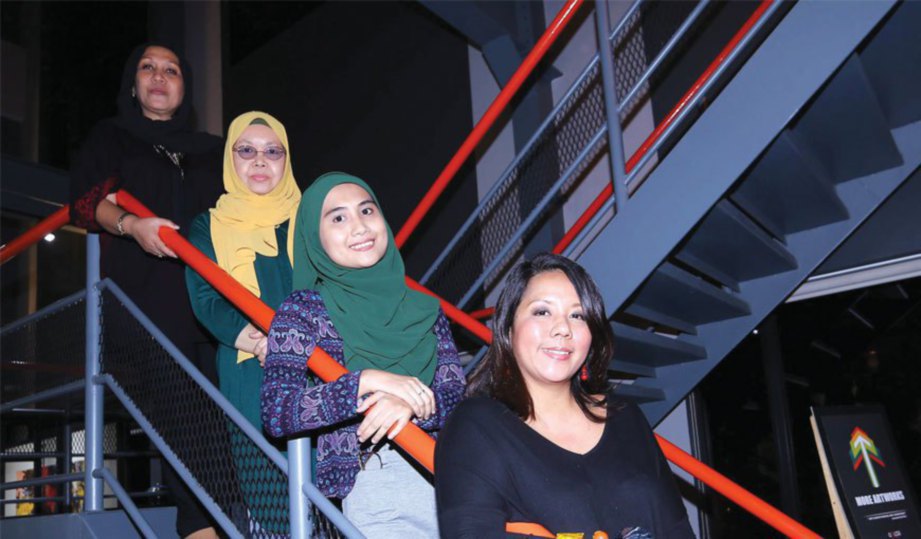 BARISAN artis wanita yang menyertai Pameran Interpretasi Visual Wanita 2016 (dari kiri) Zaidah, Rube, Naddia dan Marisa.