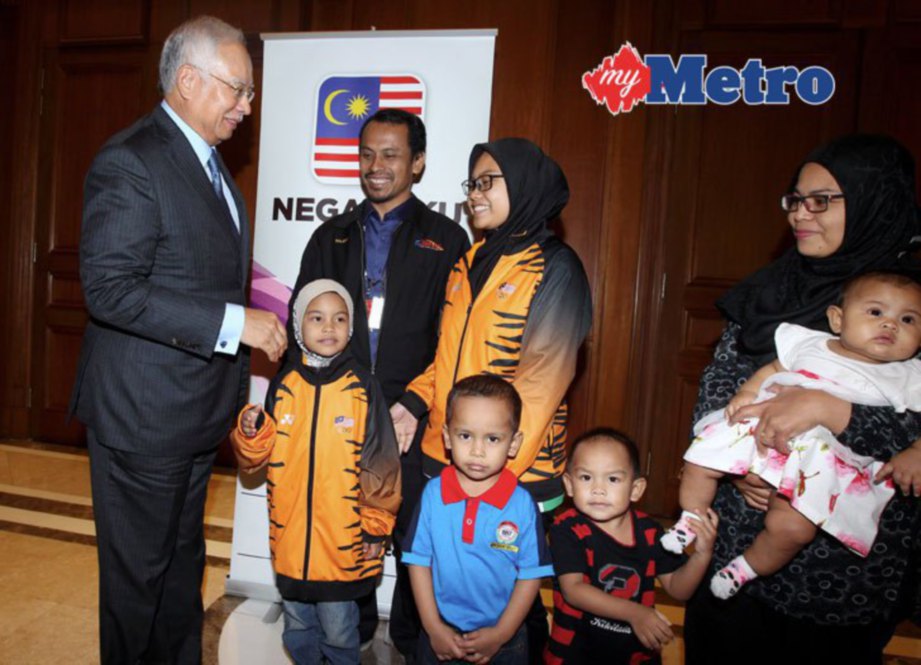  Perdana Menteri, Datuk Seri Najib Razak beramah mesra bersama keluarga Salihin dan anaknya Nur Anisah, 17, dan Afiqah Zahra, 7, di Bangunan Perdana Putra, Putrajaya pada pada 3 Mei lalu, turut kelihatan isterinya, Nor Zamilahton Zakaria, 39. FOTO AHMAD IRHAM MOHD NOOR (Gambar fail)