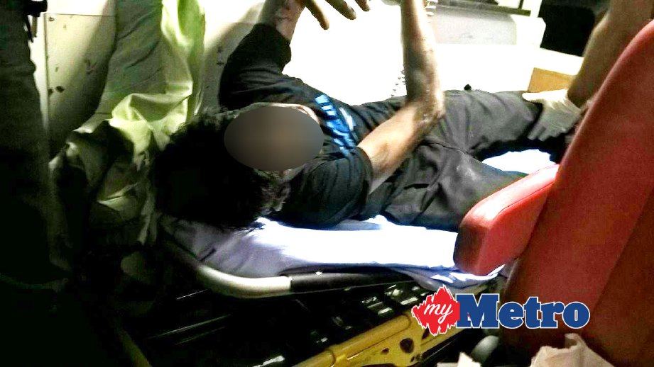 Lelaki berusia 20-an melecur 80 peratus selepas terkena renjatan elektrik di bilik pencawang masuk utama di pasar raya di Kelana Jaya, malam tadi tadi. FOTO ihsan bomba