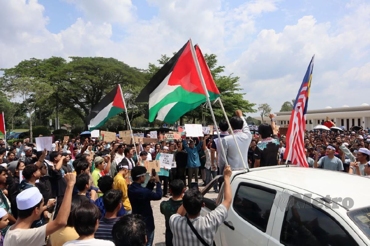 Seramai 500 mahasiswa UTP tanpa mengenal bangsa dan agama turun menyertai Himpunan Solidariti Palestin di Perkarangan Masjid An-Nur UTP. FOTO MUHAMAD LOKMAN KHAIRI