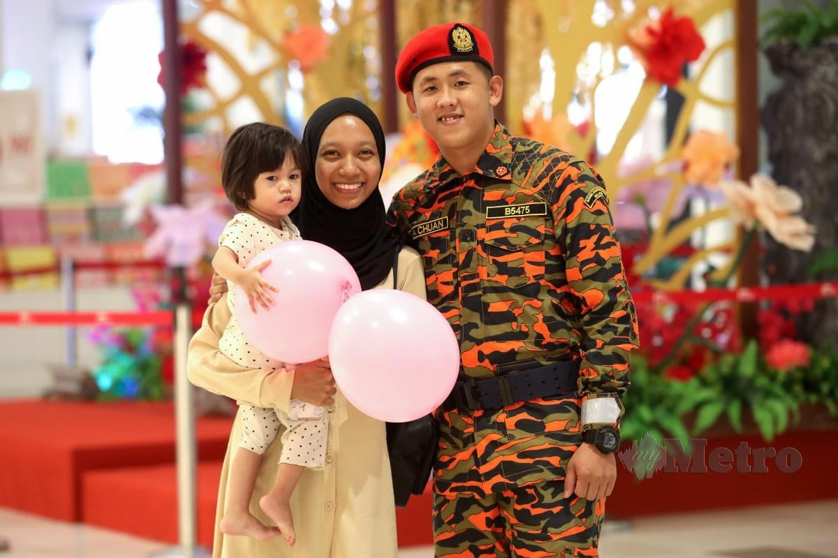Hafiz Por Jia Chuan, bersama isteri, Nur Shahida menyambut Tahun Baharu Cina di ketika ditemui KTCC Mall. FOTO GHAZALI KORI