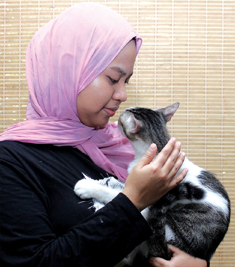 LINDA Aida Mohd Zaid, anak ketiga Azizah yang sering membantu menguruskan semua kucing berkenaan.