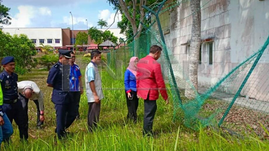 Zulkifli (kanan) melihat pagar CCRC Kota Tinggi yang dirosakkan sekumpulan gajah. FOTO Nurul Amanina Suhaini