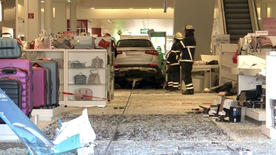 KEADAAN kereta SUV mangsa yang tergantung di dalam sebuah pusat beli-belah.