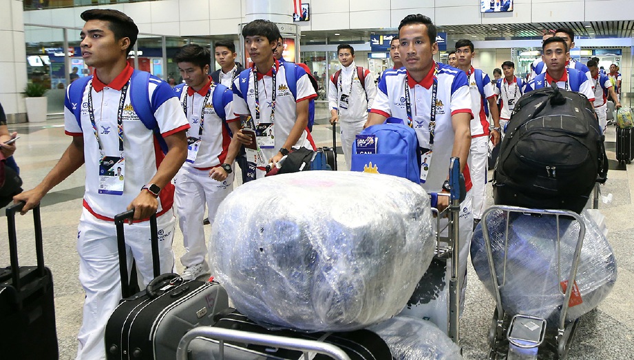 PEMAIN skuad bola sepak Kemboja tiba dengan membawa harapan tinggi bagi menghadapi Sukan SEA di Kuala Lumpur. -Foto LUQMAN HAKIM ZUBIR
