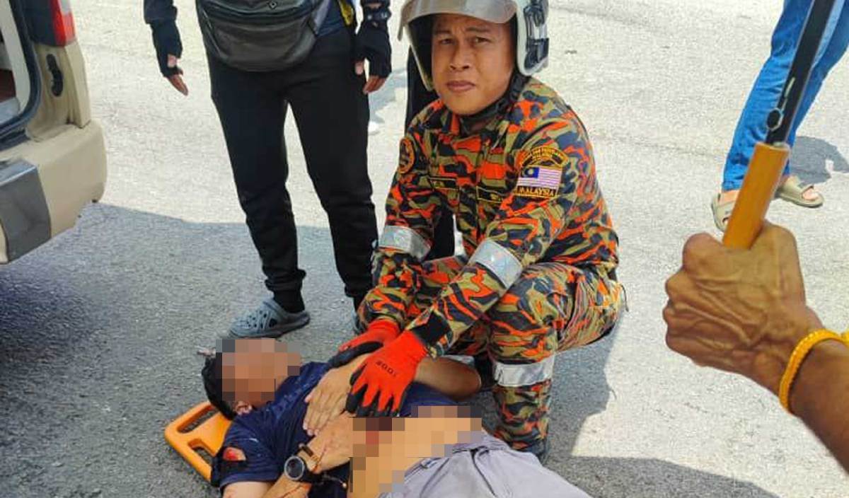 SEORANG lelaki cedera selepas kereta dinaiki mereka terbabit dalam kemalangan dengan sebuah lori di persimpangan lampu isyarat menghala ke Langat Murni, Bukit Changgang, Sepang. FOTO Ihsan JBPM