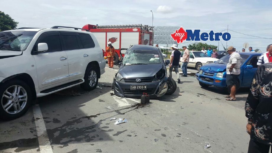 Keadaan tiga kenderaan yang terbabit dalam kemalangan di Jalan Berungis - Tenghilan, Tuaran. - Foto MOHD ADAM ARININ