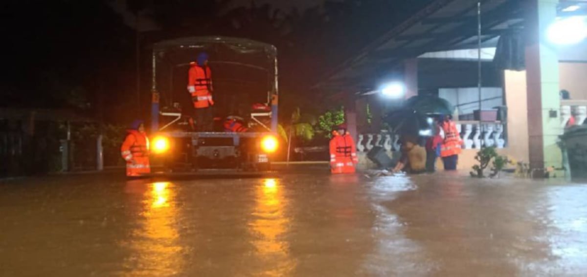 Mangsa banjir di Kampung Melayu dan Kampung Paya, Kluang dipindahkan berikutan hujan lebat yang menyebabkan banjir menjejaskan empat daerah. FOTO IHSAN APM