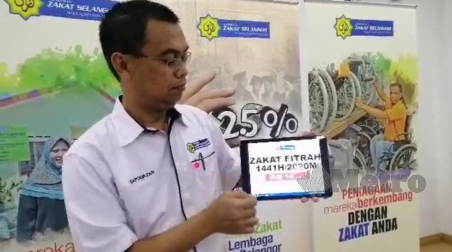 Saipolyazan menunjukkan kadar bayaran zakat fitrah yang ditetapkan bagi umat Islam di Selangor bulan Ramadan tahun ini. FOTO RUWAIDA MD ZAIN