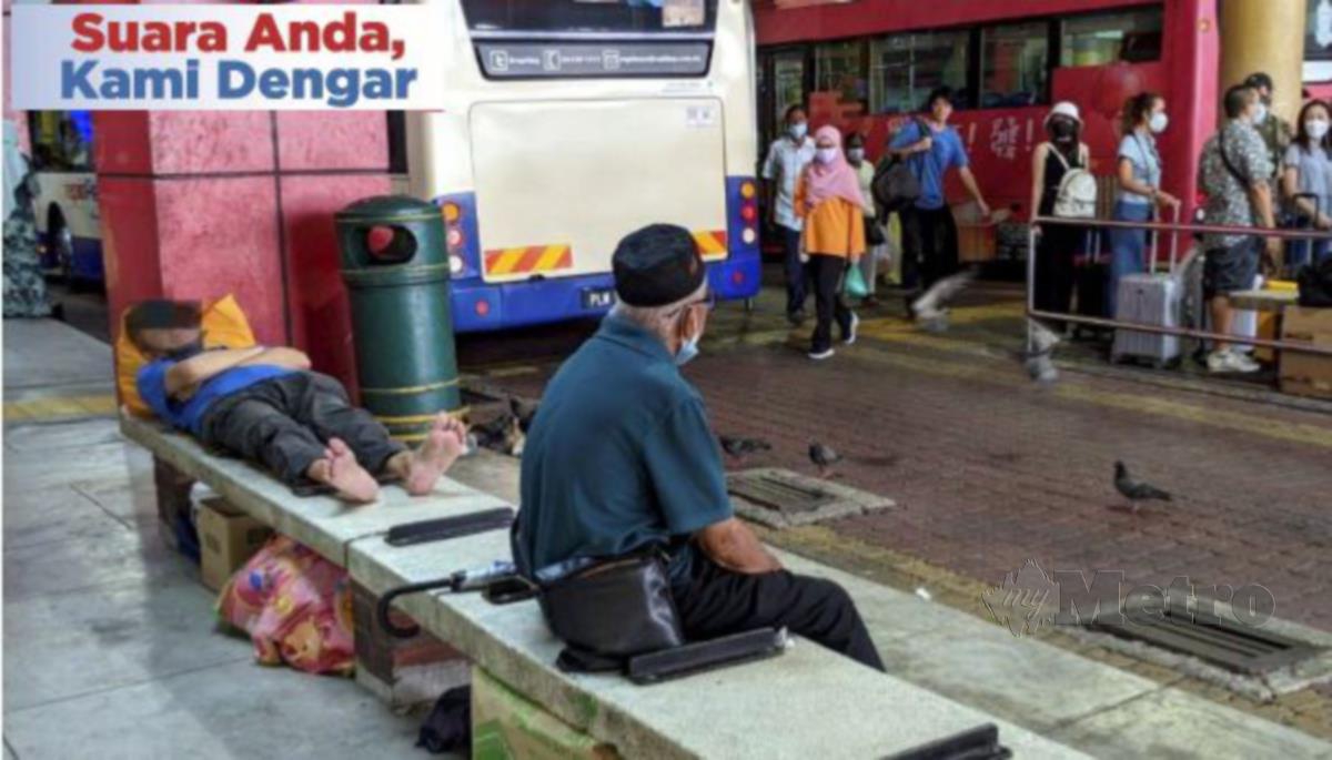 KOTAK di  tempat duduk Terminal Bas Kompleks Tun Abdul Razak (Komtar) diletakkan gelandangan sebagai tanda tempat tidur mereka. 