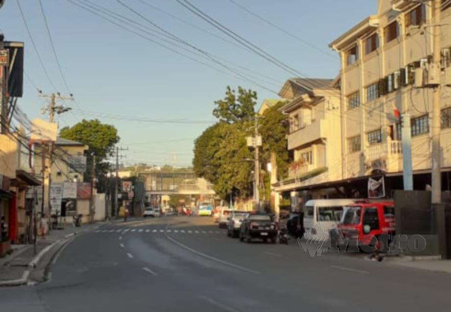 JALAN raya lengang di Talamban, Cebu City, Filipina selepas kerajaan perintah berkurung dilaksanakan bagi mengawal penularan Covid-19.