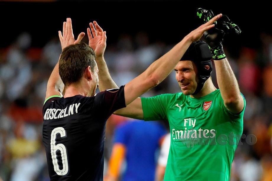 CECH (kanan) meraikan kejayaan Arsenal bersama pertahanan Laurent Koscielny di Valencia, awal pagi tadi. — FOTO AFP