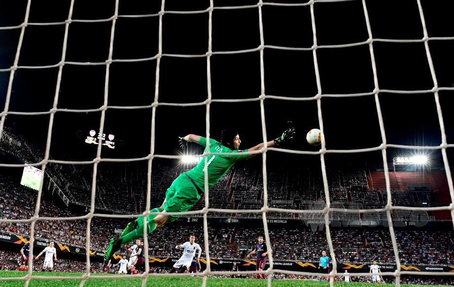 CECH menyelamatkan percubaan pemain Valencia di Mestalla, awal pagi tadi. — FOTO AFP