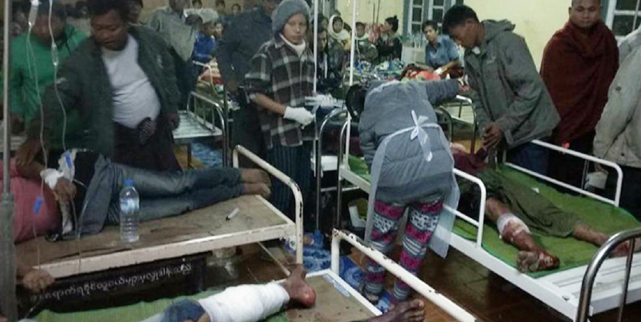 Mangsa yang cedera dirawat di hospital Mrauk-U pada malam hari kejadian. - Foto The Irrawaddy