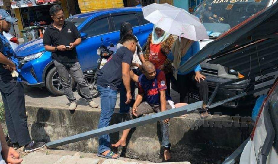 ANTARA mangsa cedera selepas kereta Perodua Viva merempuh gerai menjual air soya di Jalan Jejawi Permatang, Arau, hari ini. FOTO ihsan pembaca.